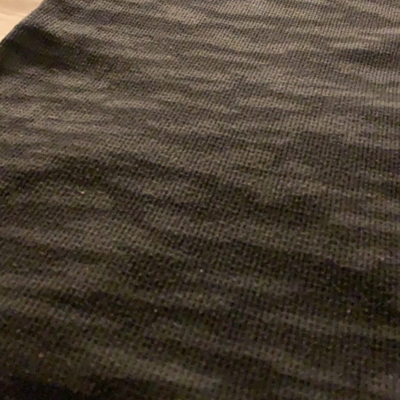 Under Armour dark gray Animal Print scoop neck long sleeve Thermal Top - Picture 9 of 9